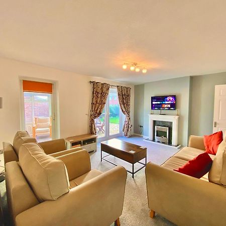 Spacious 3 Bed House, Sleeps 6, Free Parking - 14 Millers Close Leominster Buitenkant foto