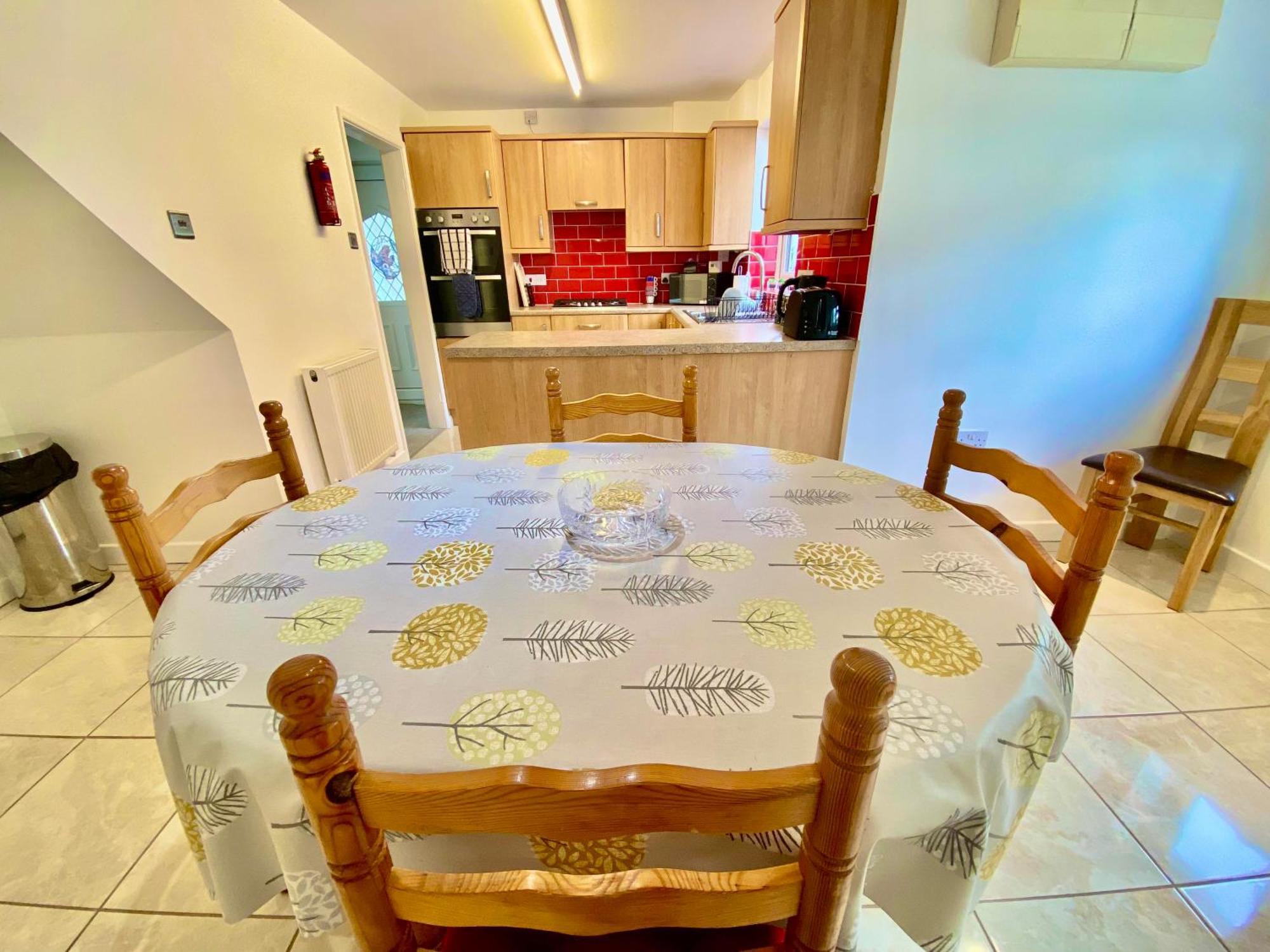 Spacious 3 Bed House, Sleeps 6, Free Parking - 14 Millers Close Leominster Buitenkant foto